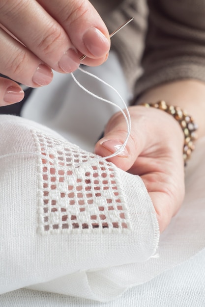 Mâini care brodează